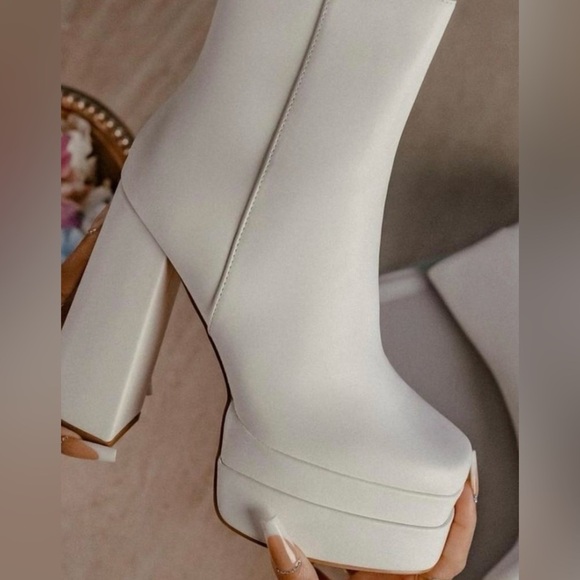 Elegant White Women's Boots - Picture 1 of 4